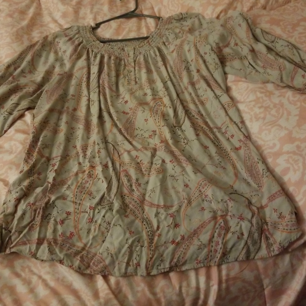 Blouse with flower pattern.